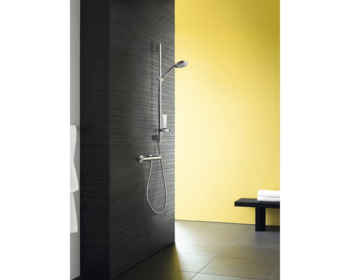 Moderne Dusche mit Duschsäule in einem Badezimmer