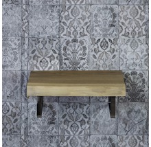 Holzregal mit Wandhalterung vor gemusterter Wand