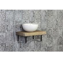 Waschbecken auf Holzablage mit Metallhalterung vor gemusterter Wand