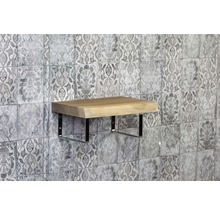 Holzregal mit Metallhalterung an verzierter Wand