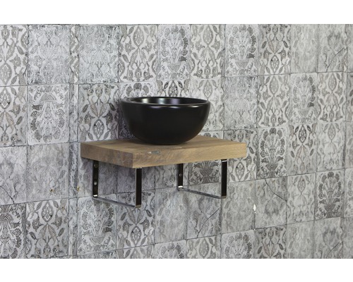 Waschbecken auf einem Holzbord mit Metallhalterung vor einer Wand mit Fliesen