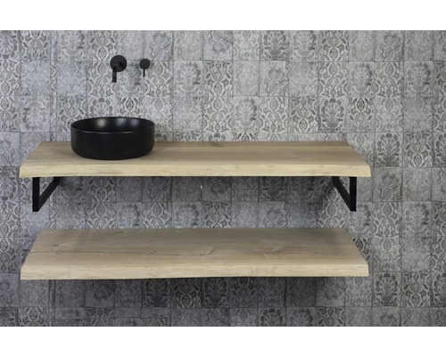 Badezimmer mit zwei Holzkonsolen, einer schwarzen Aufsatzwaschbecken und Armaturen vor einer dekorierten Wand