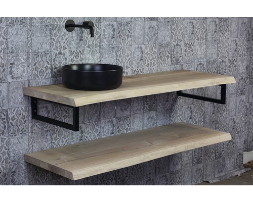 Badezimmer mit zwei Holzregalen, schwarzem Aufsatzwaschbecken und Armatur vor gemusterter Wand