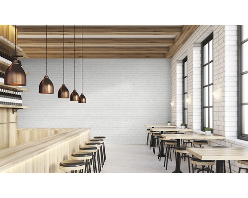 Helle Bar mit Holzbalken, Tresen, Hockern und Pendelleuchten