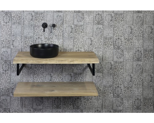 Badezimmer mit Waschbecken auf Holzregalen und gemusterter Wandfliese