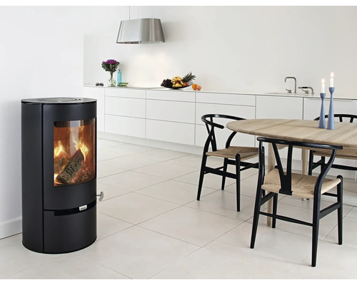 Wohnzimmer mit Kaminofen, Esstisch und Stühlen