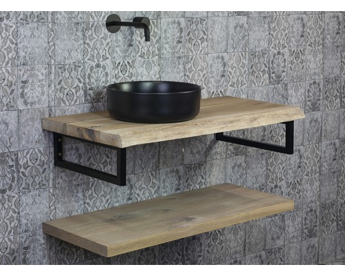 Badezimmer mit Waschbecken, Holzarbeitsplatte und Wandarmatur