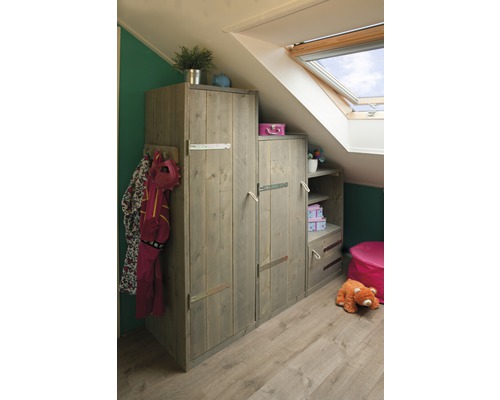 Dachzimmer mit Holzschrank und Dachfenster