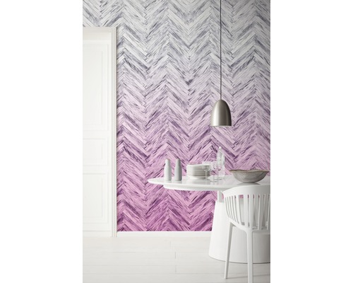 Raumansicht mit Tapete im Fischgrätenmuster, Esstisch und Stuhl