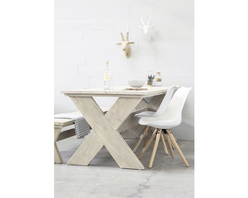 Esszimmer mit Holztisch im Kreuzdesign, Bank und Stühlen
