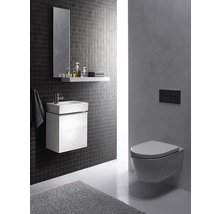 Modernes Badezimmer mit Waschbeckenunterschrank, Spiegel, Regal und Wand-WC für eine helle und freundliche Atmosphäre