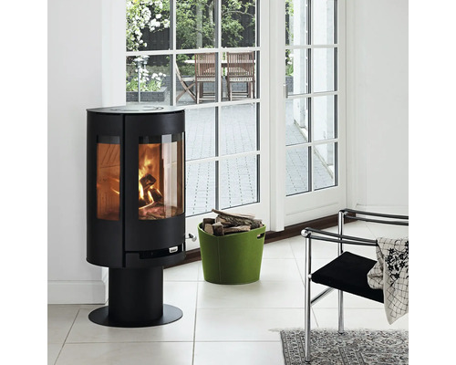 Kaminofen mit Holzkorb in einem hellen Raum