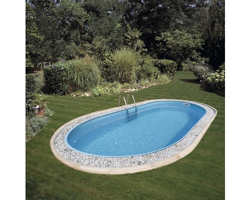 Ovales Schwimmbecken mit Leiter im Garten