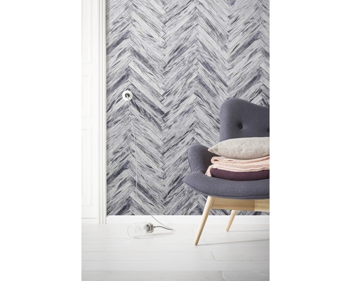 Wohnraum mit Tapete im Fischgrätmuster und Sessel