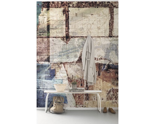 Dekoratives Interieur mit einer Wandtapete im Stil eines Mauerwerks, einer weißen Bank, einer Jacke, einem Korb und einem Rucksack.