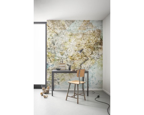 Arbeitszimmer mit Schreibtisch, Stuhl, Lampe und Fototapete mit Kartenmotiv