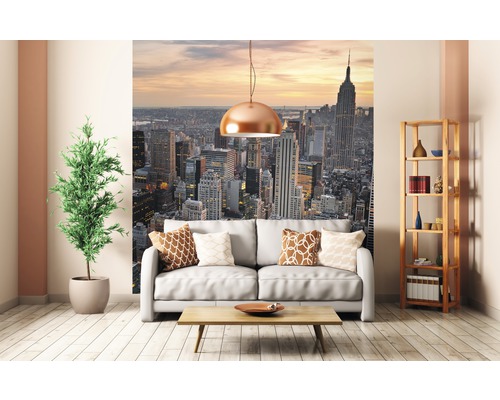 Kunststoffpaneel Element 3D Optik New York Color 2600 x 375 x 8 mm Wohnraum mit Fototapete New York Skyline, Sofa, Tisch, Pflanze, Regal und Hängelampe