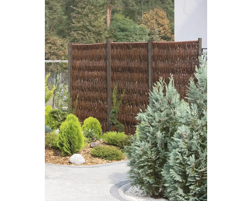 Gartenszene mit Flechtzaun als Sichtschutz