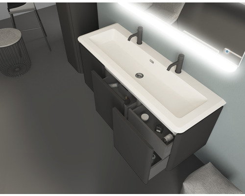 Modernes Badezimmer mit Waschbeckenunterschrank und geöffneten Schubladen zur Aufbewahrung von Badartikeln