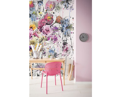 Dekorativer Arbeitsplatz mit floraler Tapete, Schreibtisch und Stuhl