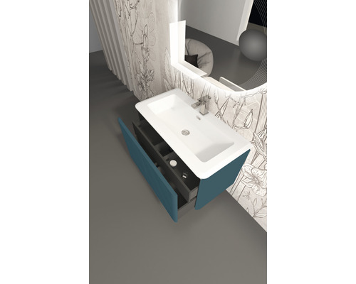 Waschbeckenunterschrank mit geöffneter Schublade und Armatur vor Spiegel