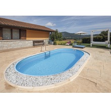 Ovaler Pool mit Leiter in einem Garten