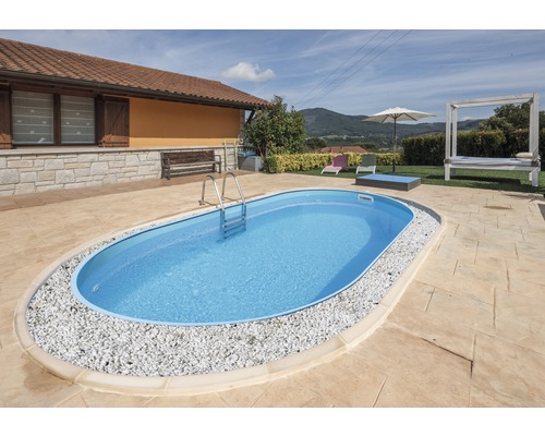 Ovaler Pool mit Leiter in einem Garten