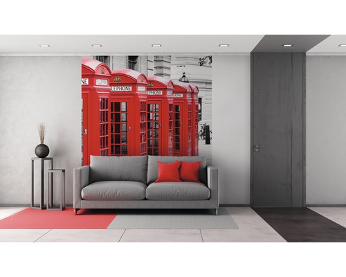 Kunststoffpaneel Element 3D Optik London Phone 2600 x 375 x 8 mm Wohnzimmer mit Fototapete, die eine Reihe roter Telefonzellen zeigt