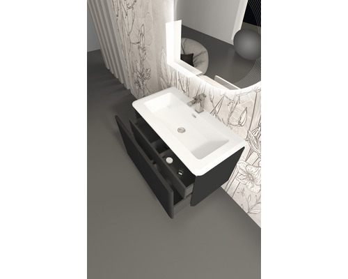 Badezimmer mit Waschtisch, Waschbecken, Armatur, Schubladen und Spiegel