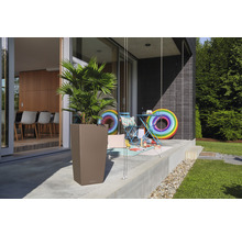 Terrasse mit Pflanzgefäß, Tisch und Spielzeug