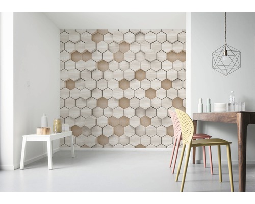 Wohnraum mit sechseckiger Holzoptik-Tapete an der Wand, heller und geräumiger Eindruck