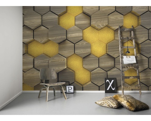 Szene mit Holzimitat-Tapete in sechseckigem Design, Stuhl und Dekoration
