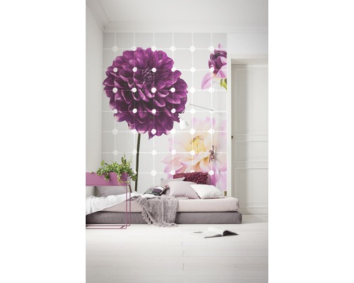 Heller Raum mit Fototapete mit Blumenmotiv, niedrigem Bett und Zimmerpflanzen