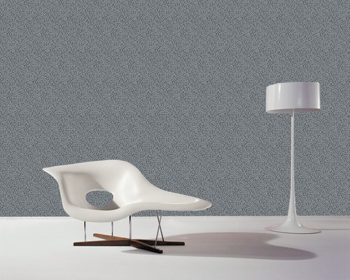 Raumgestaltung mit gemusterter Tapete, Sessel und Stehlampe