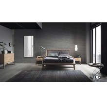 Schlafzimmer mit Bett, Nachttischen, Kommode und Spiegel