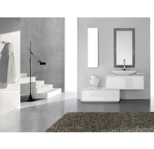 Helles Badezimmer mit Waschbecken, Spiegel und Lampe