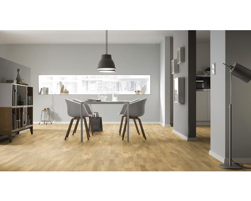 Helles Wohnzimmer mit Holzboden, Esstisch und Regalen