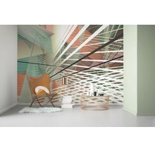 Wohnraum mit grafischer Design Tapete, Sessel und Beistelltisch