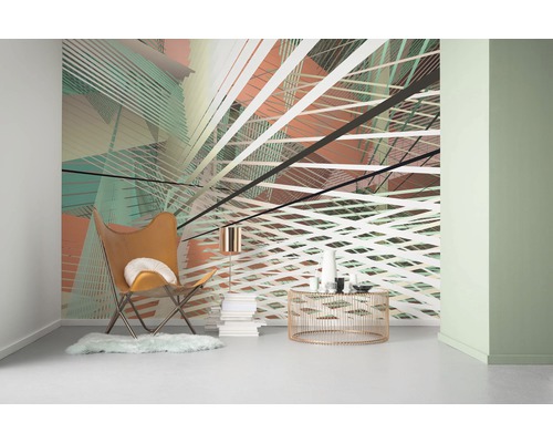 Wohnraum mit grafischer Design Tapete, Sessel und Beistelltisch