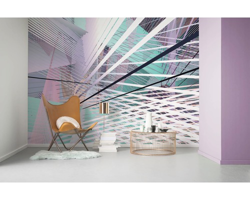 Wohnraum mit grafischer Mustertapete, Sessel und Beistelltisch