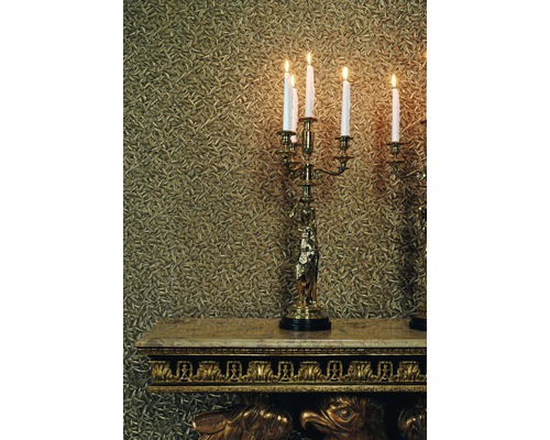 Detailansicht einer gemusterten Tapete mit Kerzenleuchtern auf einem verzierten Tisch