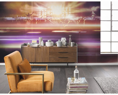 Wohnzimmer mit Kommode, Sessel und Fototapete mit Konzertmotiv