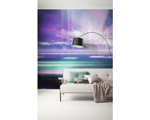 Wohnraum mit Fototapete mit Konzertmotiv, Sofa und Bogenlampe
