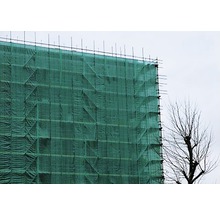 Ein Gebäude mit Baugerüst und Schutznetz.