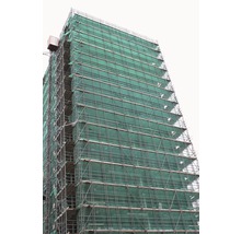 Gebäude mit Baugerüst und Schutznetz