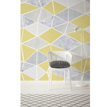 Szene mit geometrischer Tapete, Stuhl und Stehlampe für die Raumgestaltung