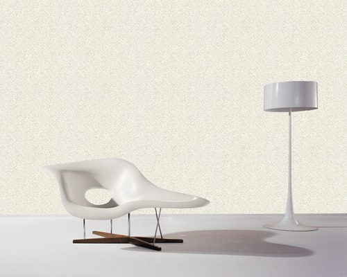 Helle Tapete mit Muster im Interieur mit Sessel und Stehlampe