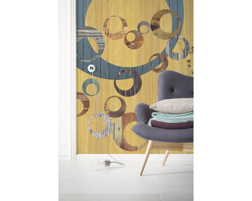 Wohnraum mit gemusterter Tapete und Sessel