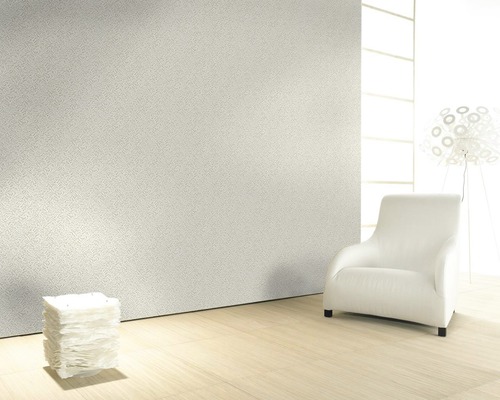 Heller Raum mit gemusterter Tapete, Sessel und Dekorationsgegenständen