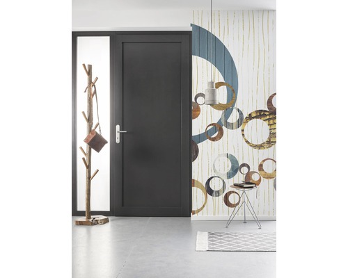 Flur mit Garderobe, Tür und Wandgestaltung mit Kreismuster